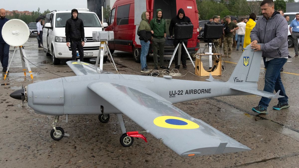 Ukrajinské drony udeřily na vojenské letiště, zní z Ruska